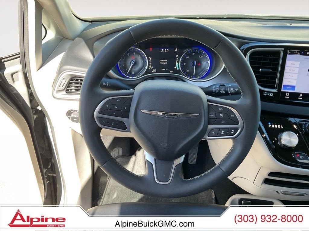 Used 2023 Chrysler Pacifica Touring-L FWD image 12