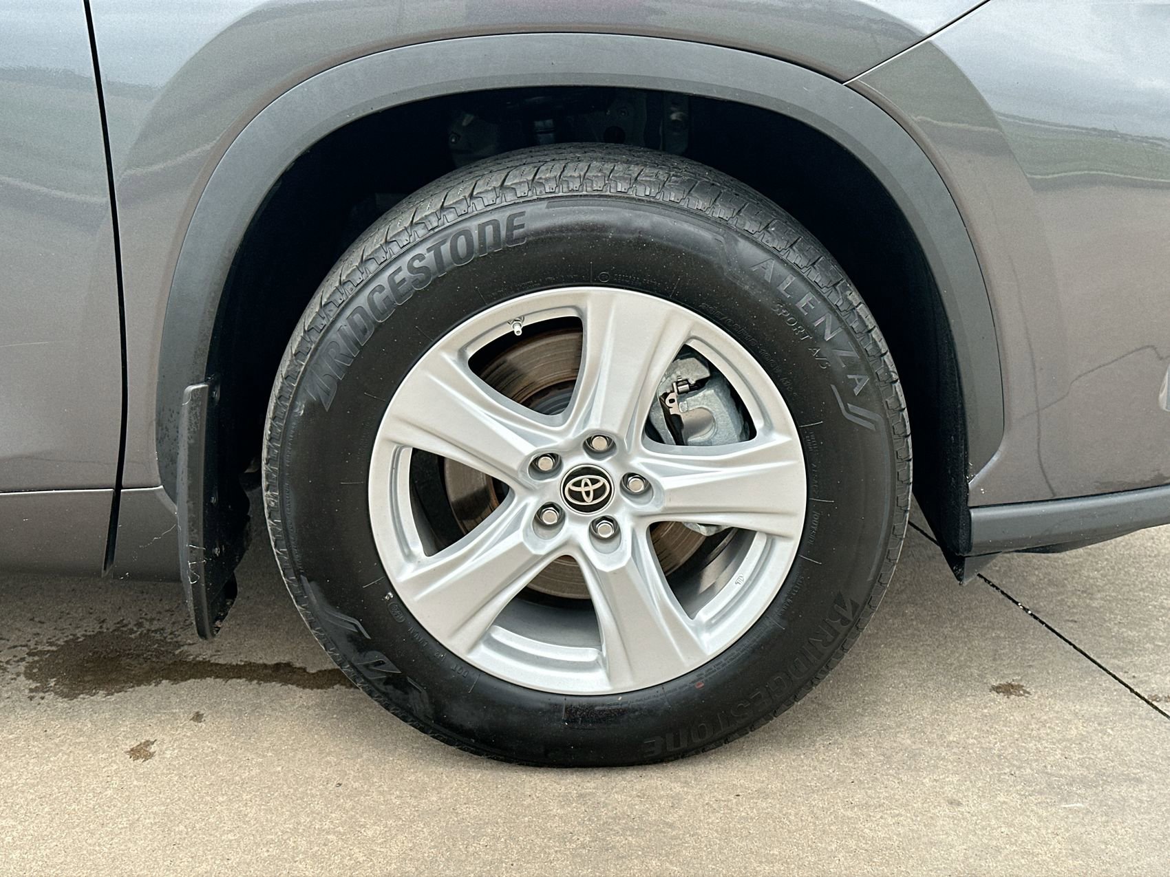 Used 2023 Toyota Highlander LE FWD image 23