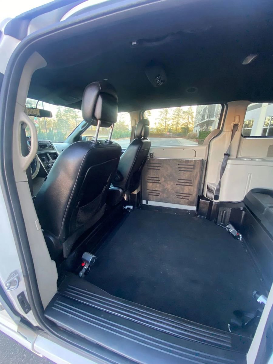 Used 2017 Dodge Grand Caravan SXT image 19