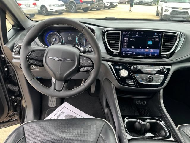 Used 2025 Chrysler Pacifica Limited FWD image 16