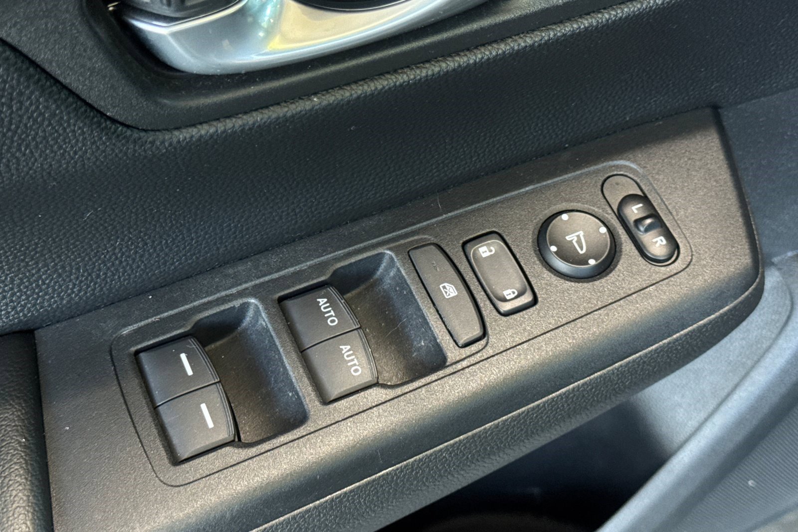 Used 2023 Honda CR-V EX image 12