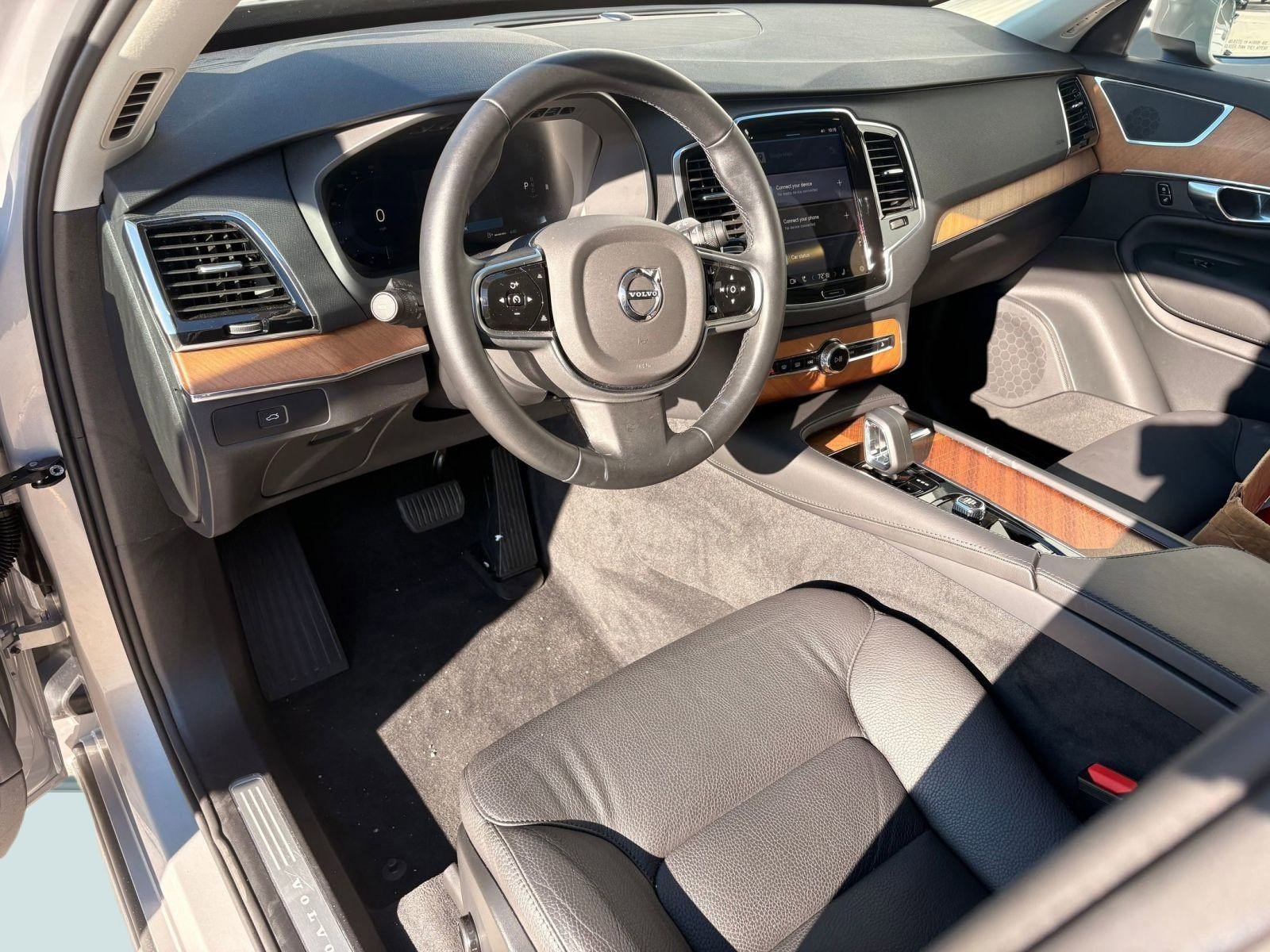 Certified 2025 Volvo XC90 B6 Plus image 3
