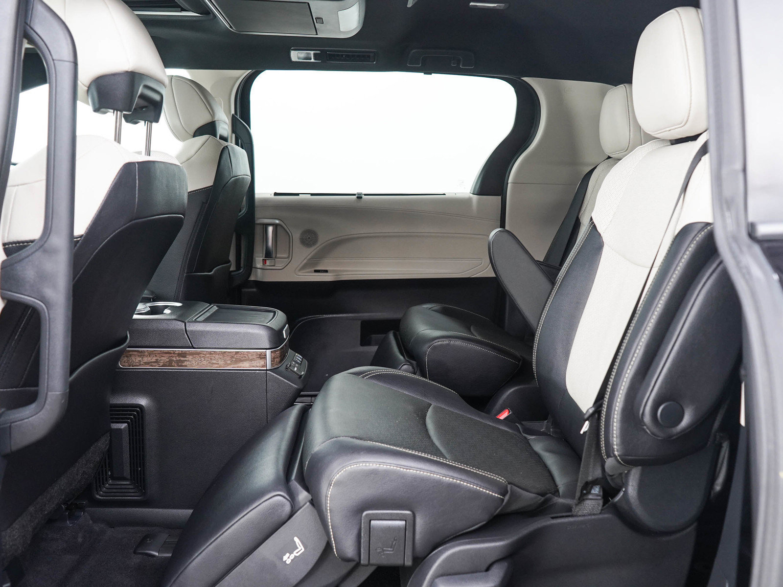 Used 2025 Toyota Sienna AWD image 16