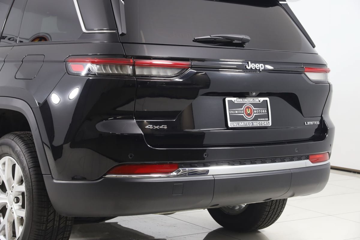 Used 2023 Jeep Grand Cherokee Limited w/ Luxury Tech Group II AWD/4WD image 22