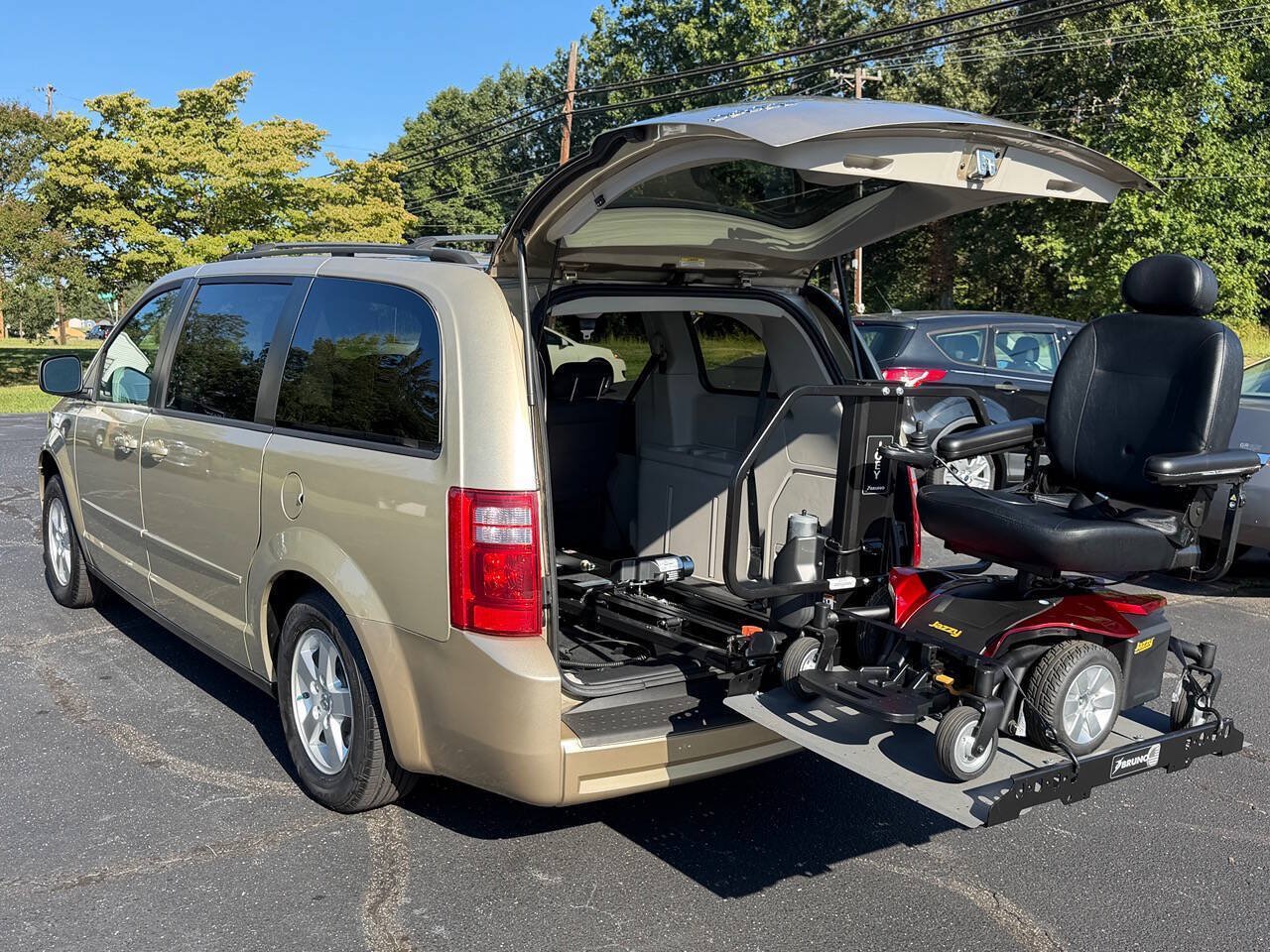Used 2010 Dodge Grand Caravan Hero w/ Entertainment Group 1 FWD image 1