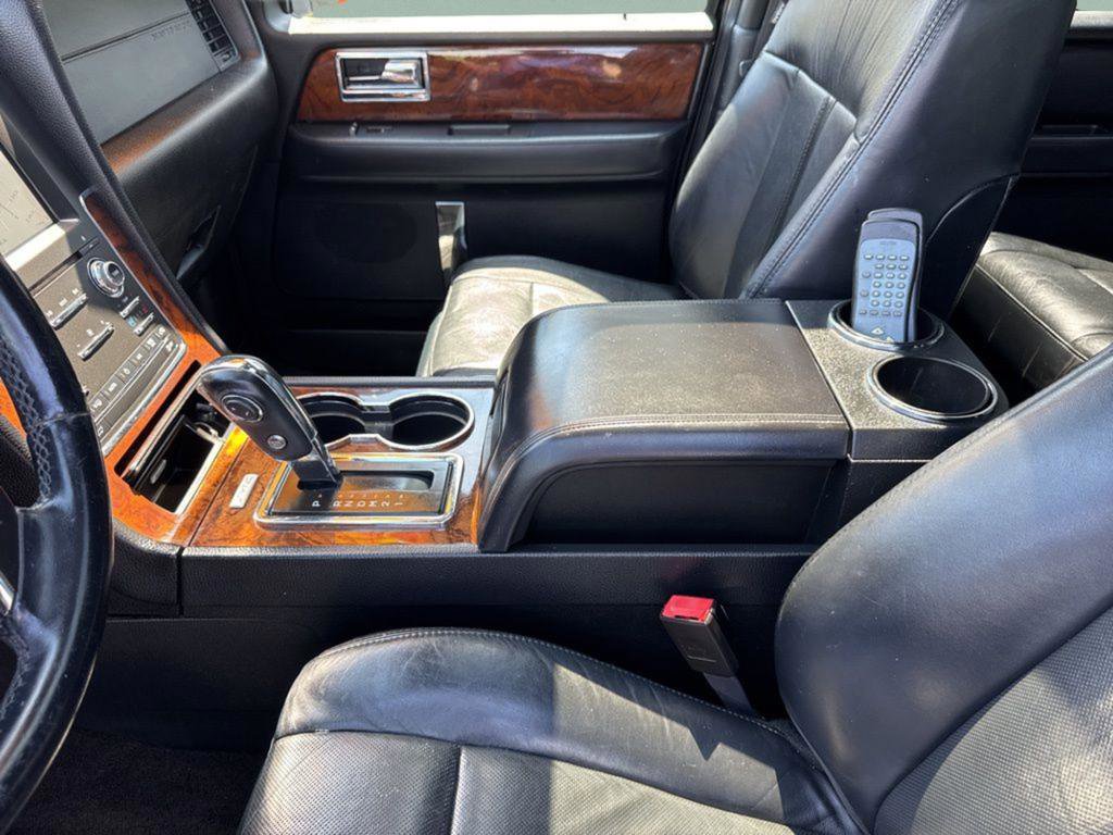 Used 2016 Lincoln Navigator Select image 21