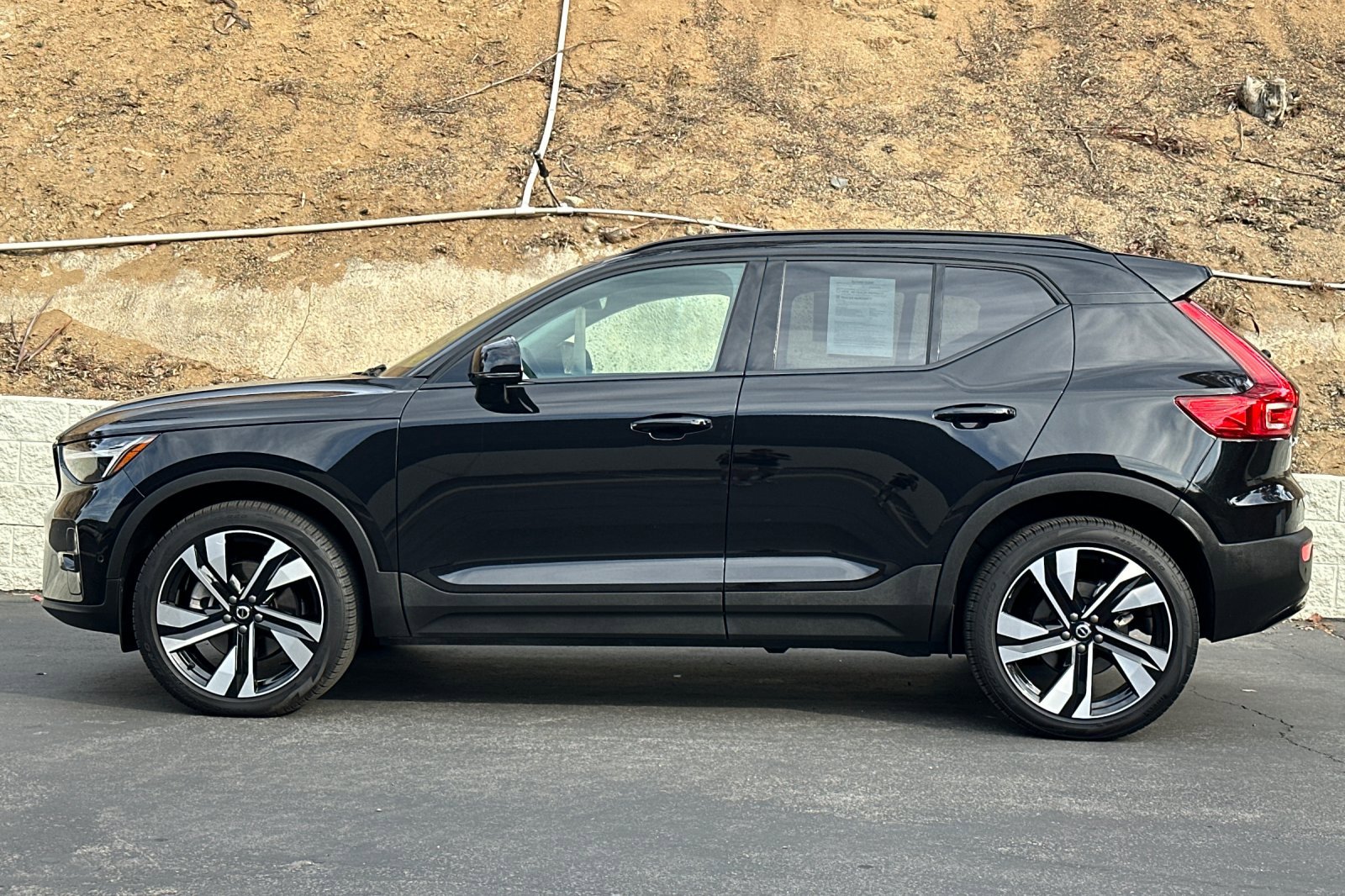 Certified 2025 Volvo XC40 B5 Plus image 8