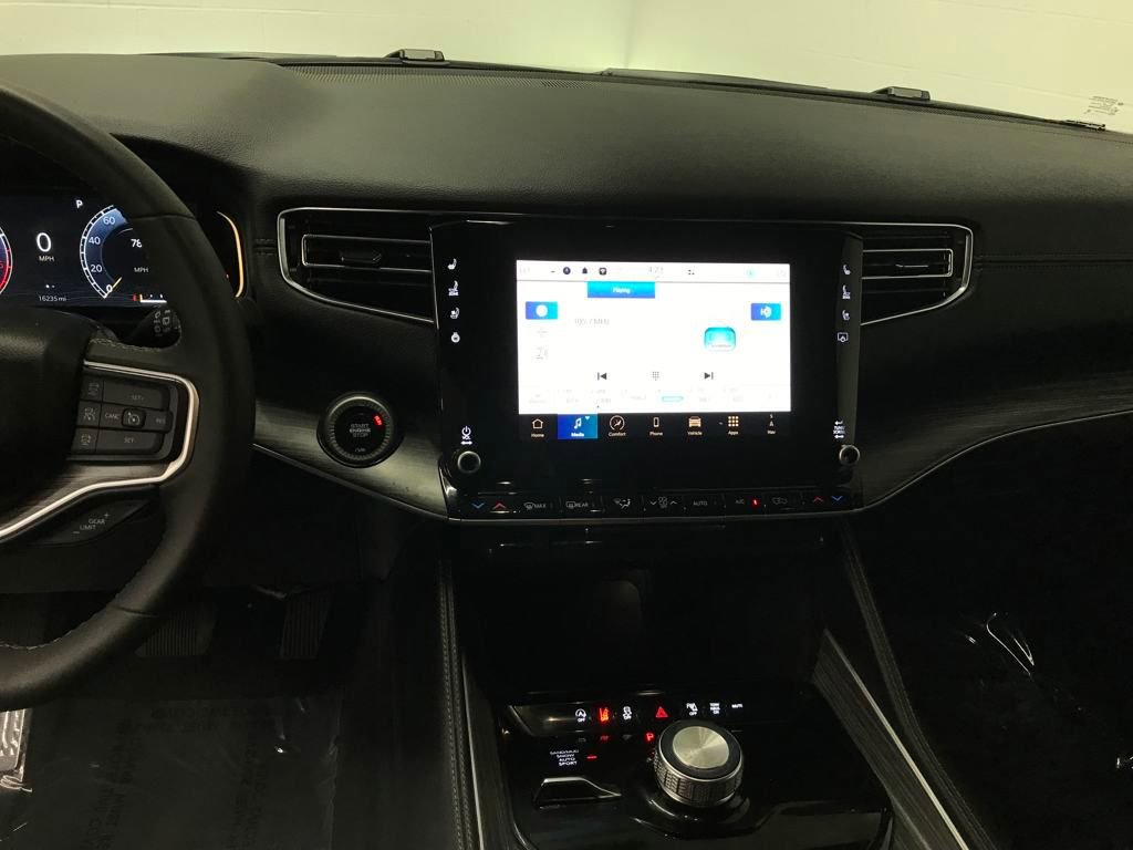 Used 2024 Jeep Wagoneer L Series II w/ Flexible Seating Group image 18