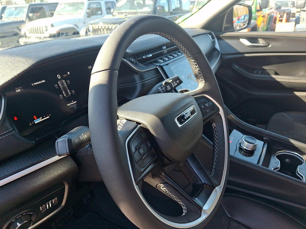 Used 2025 Jeep Grand Cherokee Altitude image 25