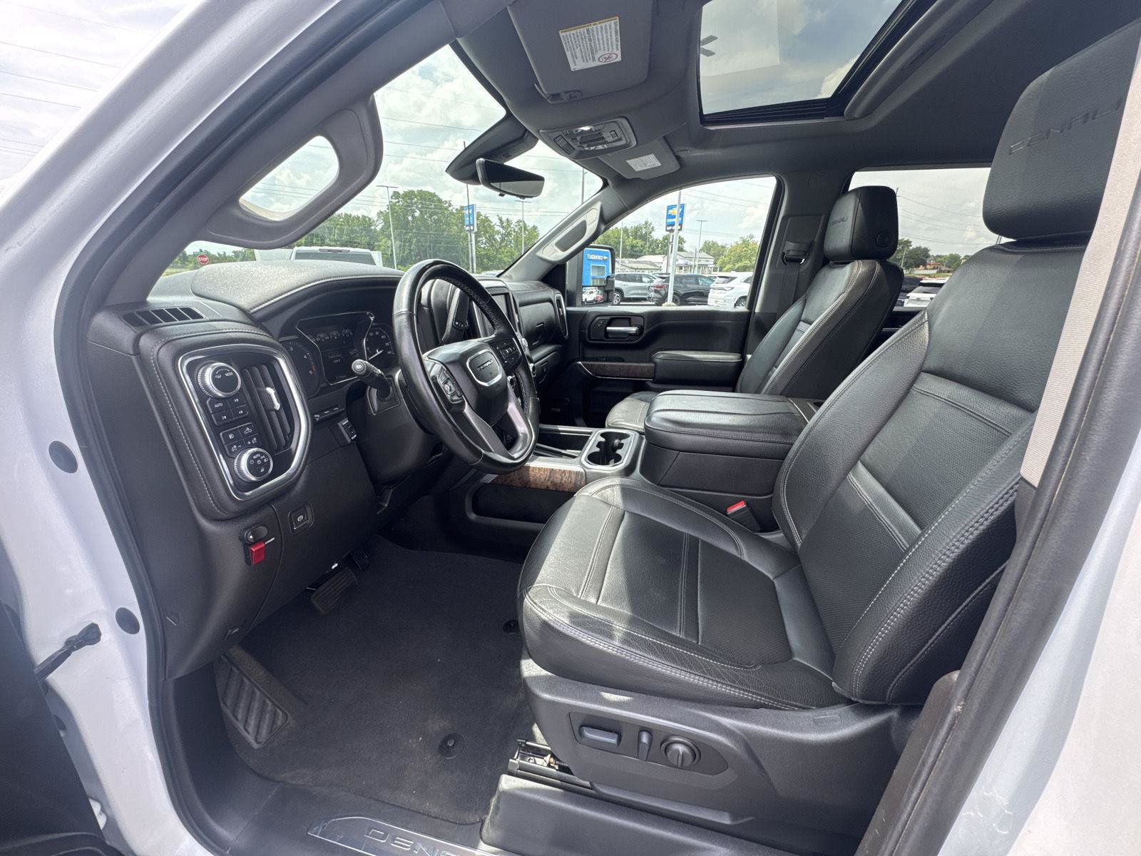 Used 2023 GMC Sierra 3500 Denali w/ Denali Ultimate Package AWD/4WD image 7