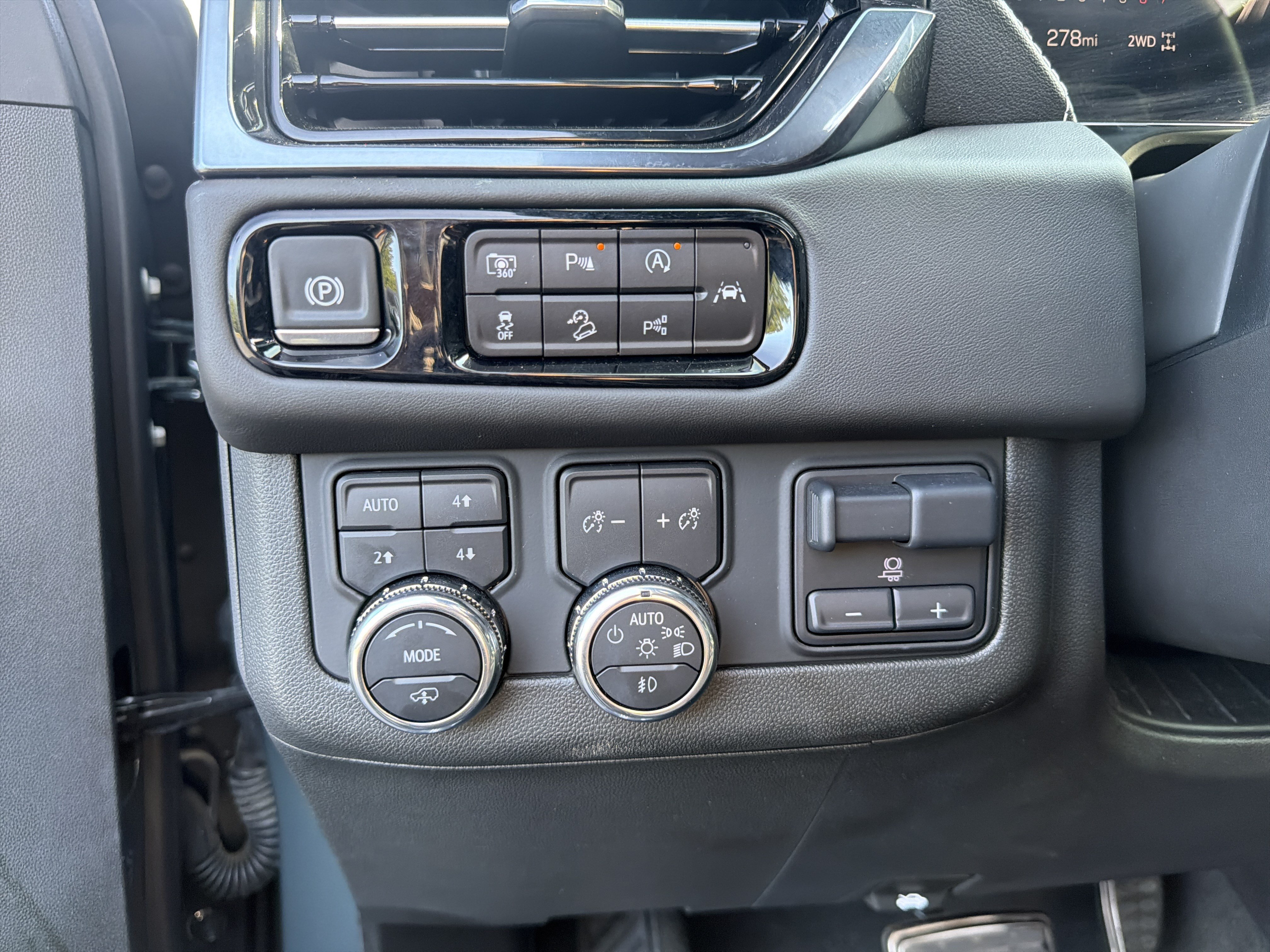 Used 2025 GMC Yukon AT4 Ultimate AWD/4WD image 30