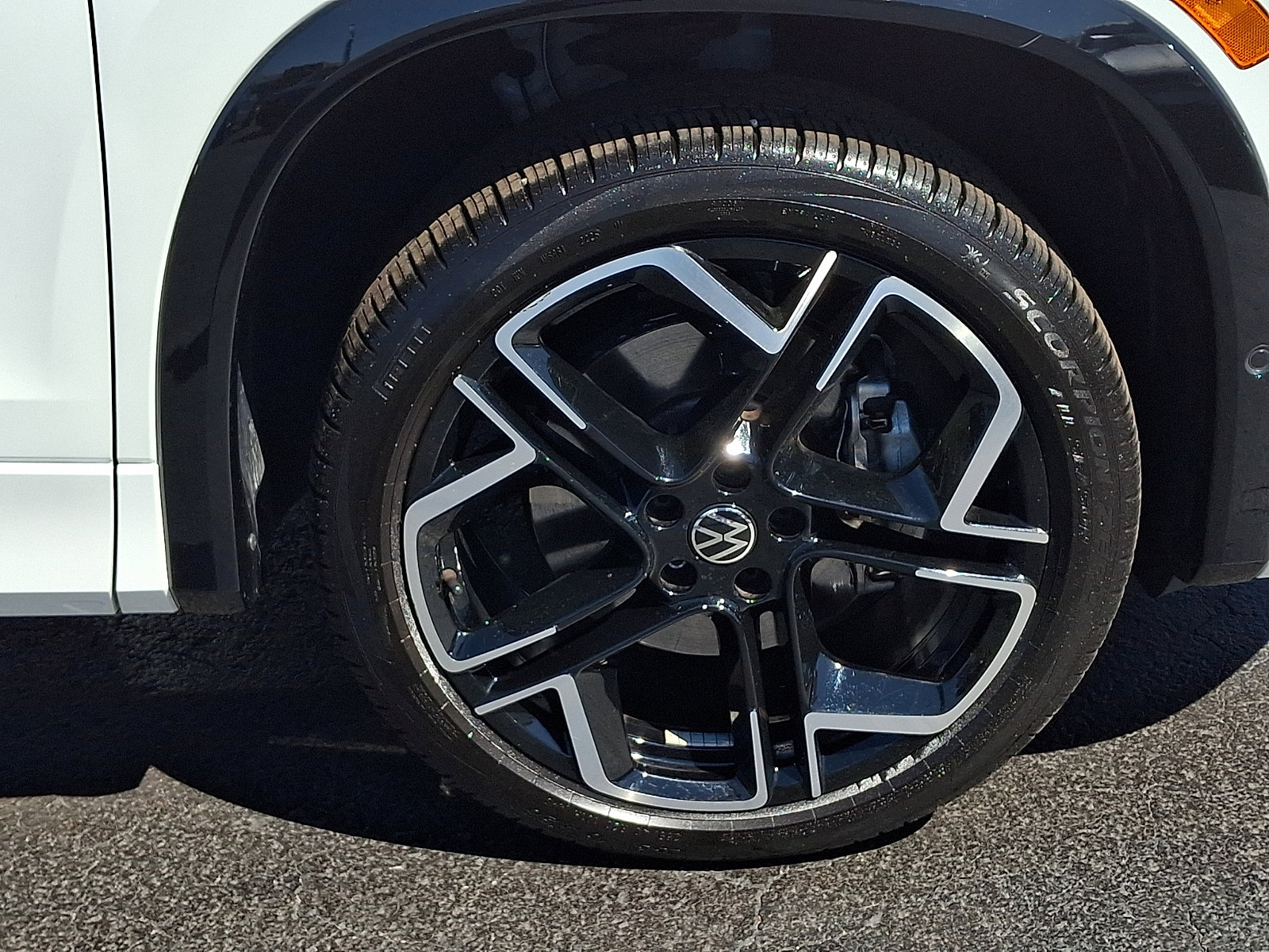 Certified 2025 Volkswagen Tiguan SEL R-Line AWD/4WD image 8