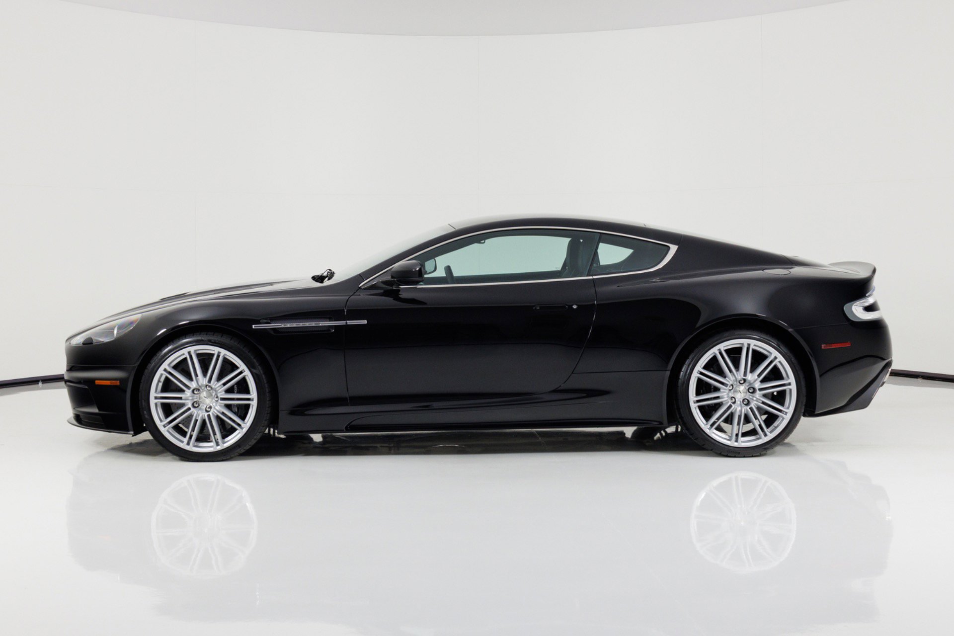 Used 2009 Aston Martin DBS Coupe RWD image 6