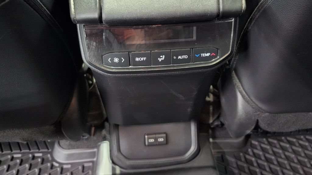 Used 2024 Toyota Highlander XLE AWD/4WD image 21