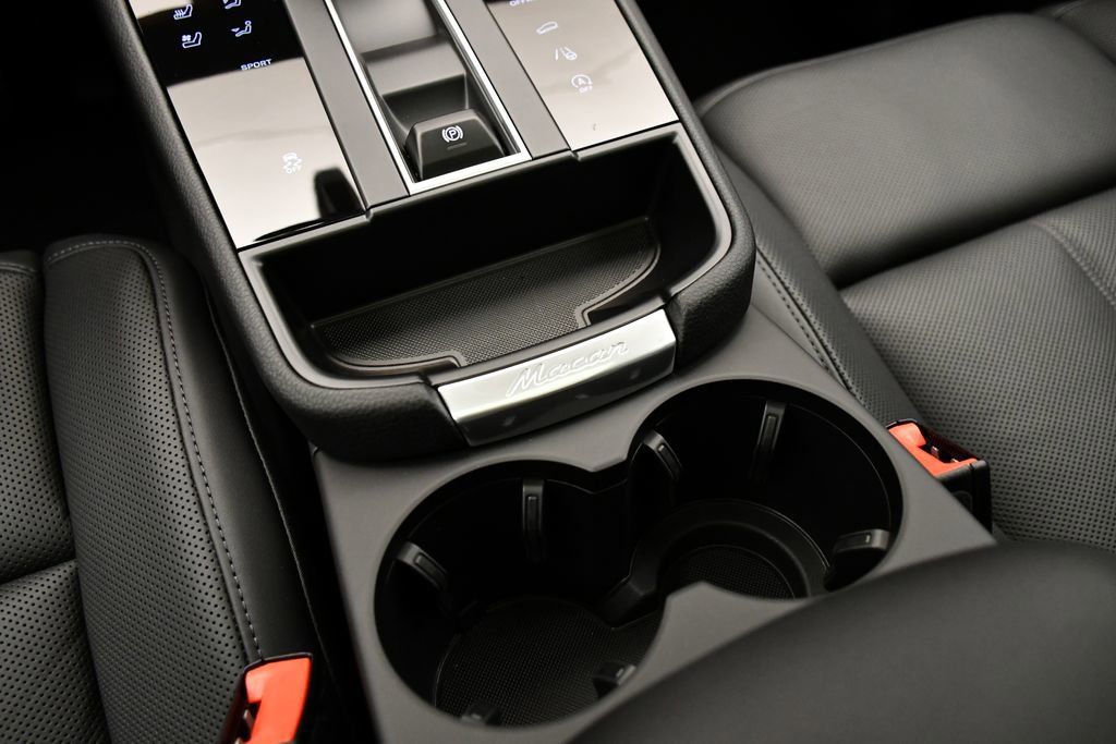 Certified 2025 Porsche Macan Turbo AWD/4WD image 33
