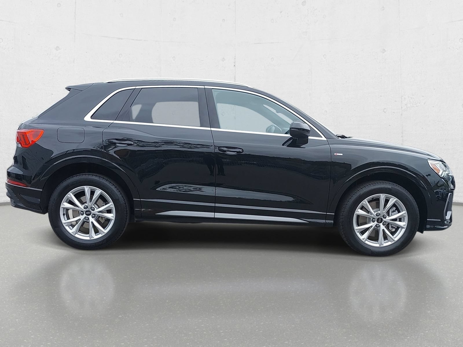 Certified 2025 Audi Q3 2.0T Premium w/ Convenience Package AWD/4WD image 4