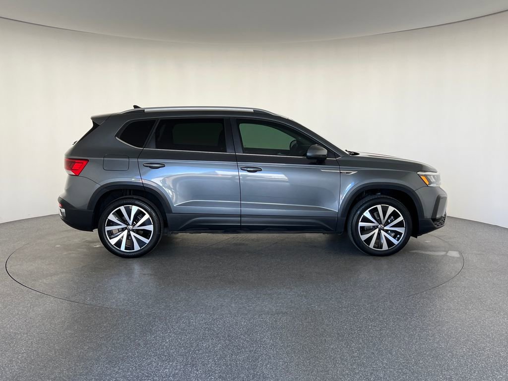 Used 2022 Volkswagen Taos SE image 2