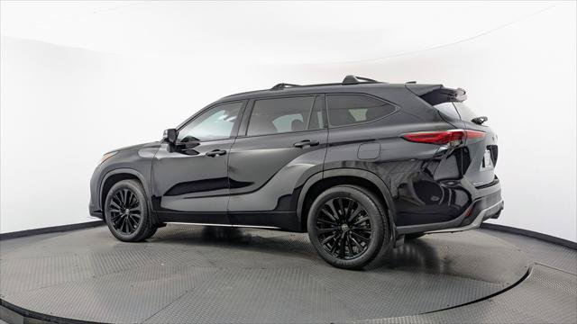 Used 2023 Toyota Highlander XSE FWD image 6