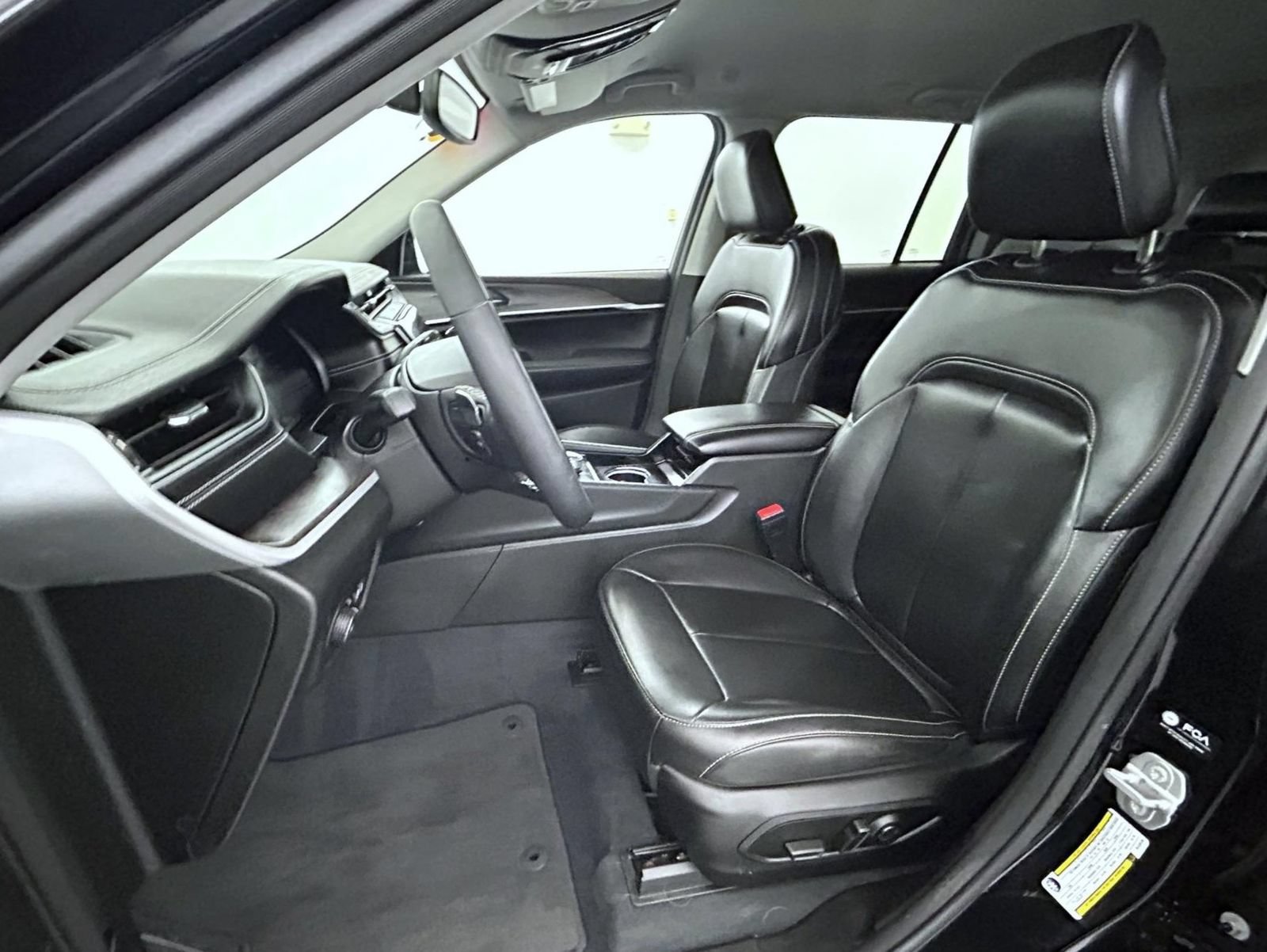 Certified 2023 Jeep Grand Cherokee Limited w/ Black Appearance Package AWD/4WD image 10