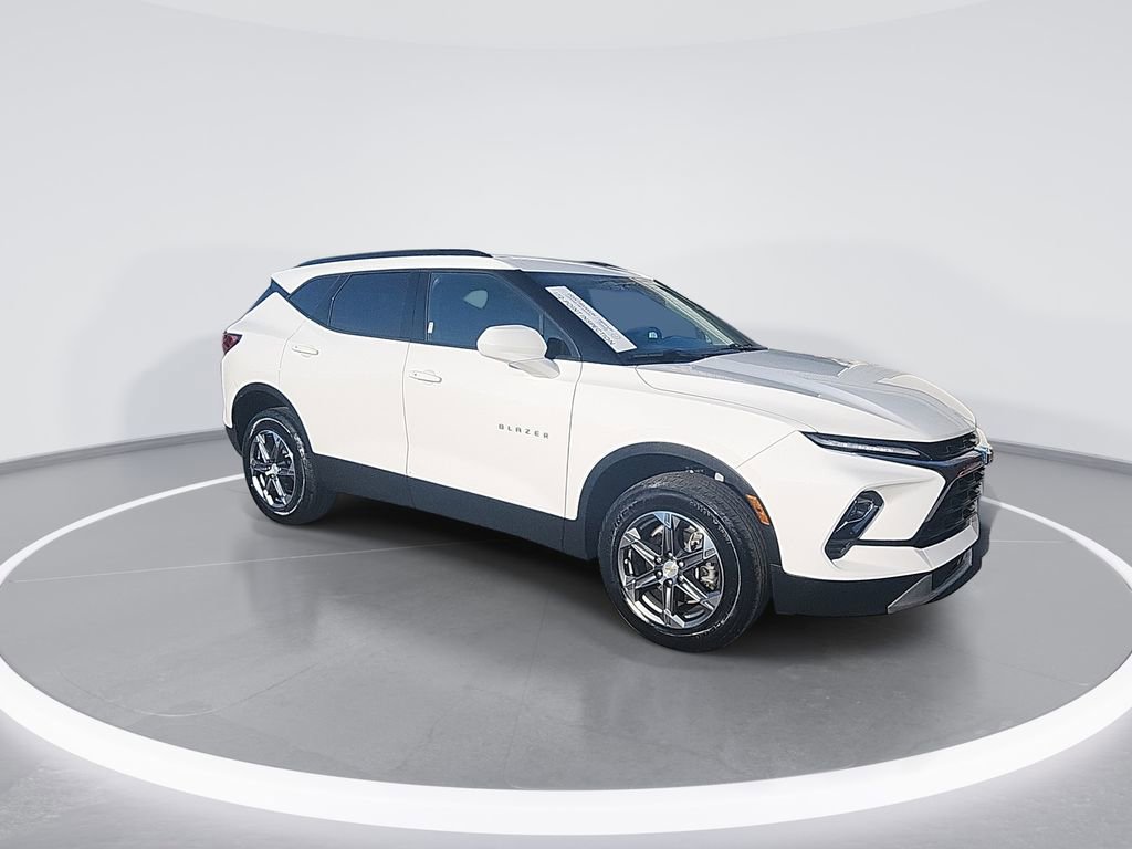 Used 2024 Chevrolet Blazer LT w/ Convenience Package FWD image 2