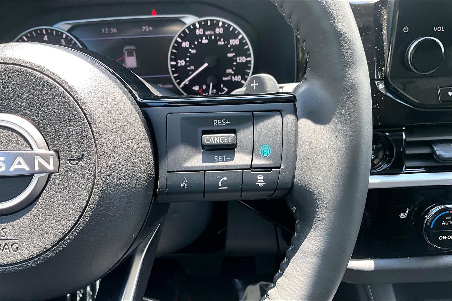 Used 2025 Nissan Pathfinder SL AWD/4WD image 25