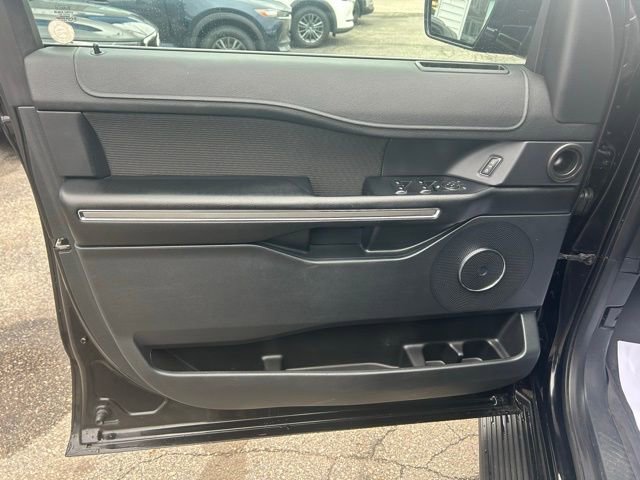 Used 2018 Ford Expedition XLT image 12