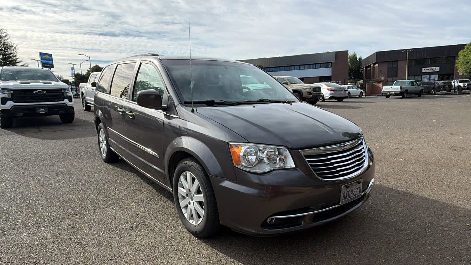 Used 2015 Chrysler Town & Country Touring FWD image 3