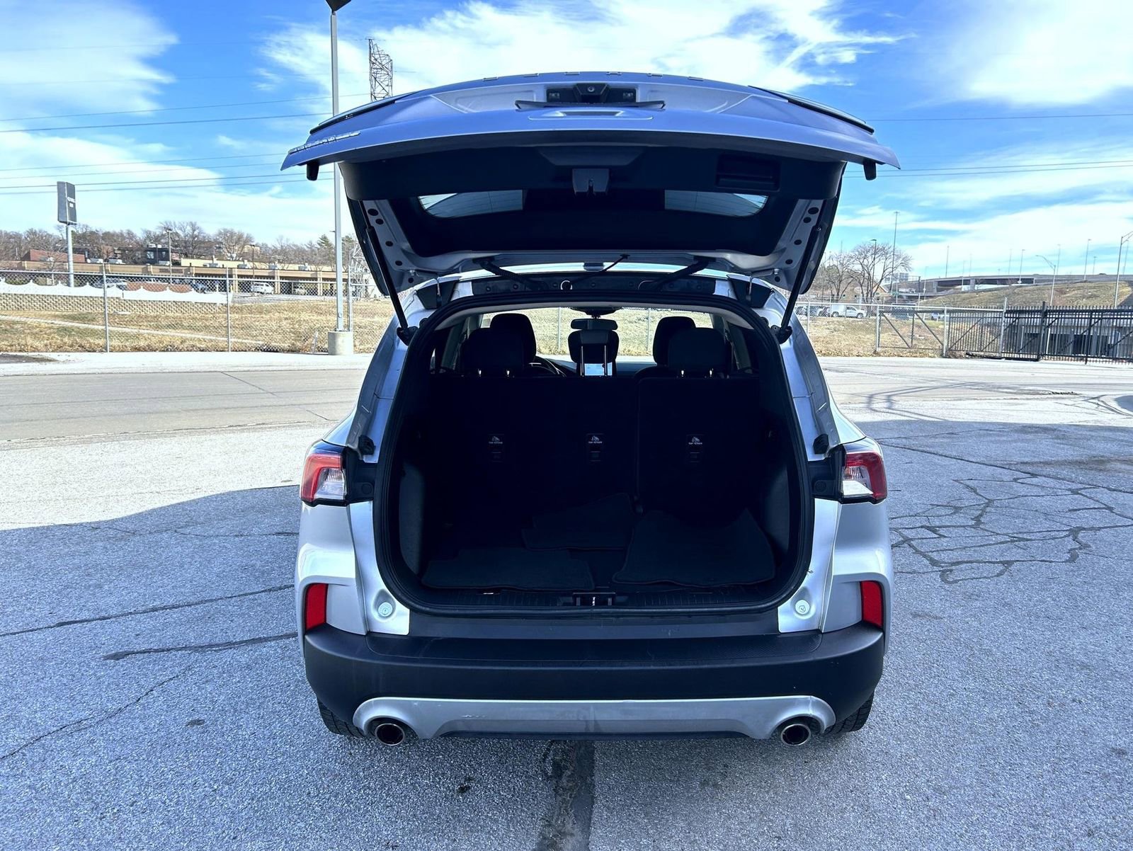 Used 2020 Ford Escape SE image 21