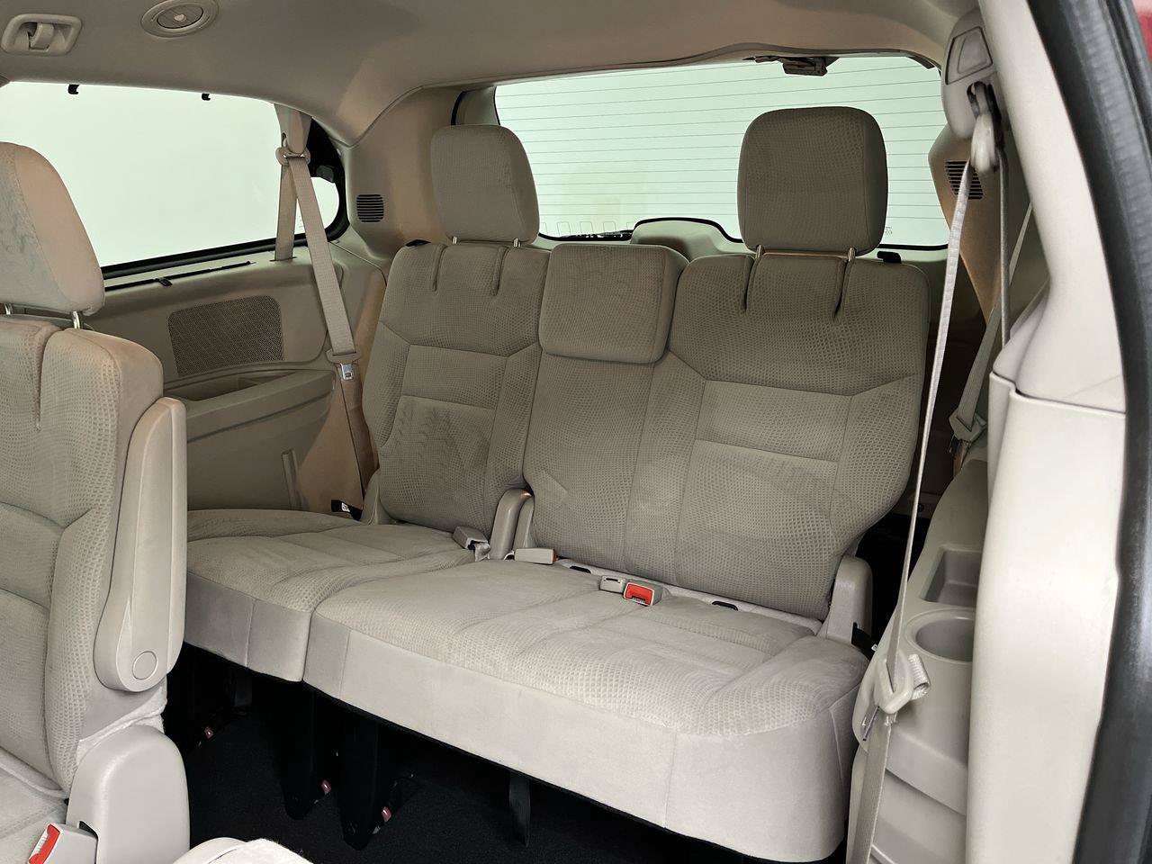 Used 2016 Dodge Grand Caravan SXT w/ UConnect Hands-Free Group FWD image 12