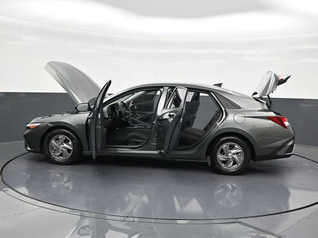 Used 2025 Hyundai Elantra SE image 33