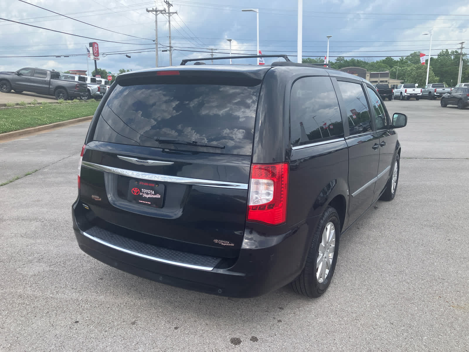 Used 2013 Chrysler Town & Country Touring FWD image 7