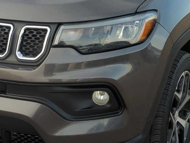 Used 2024 Jeep Compass Latitude image 9