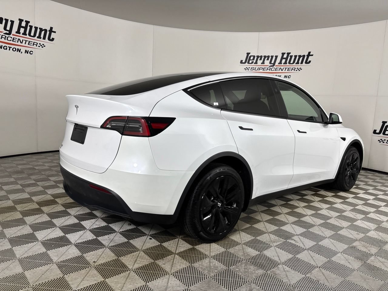 Used 2024 Tesla Model Y 2WD image 4