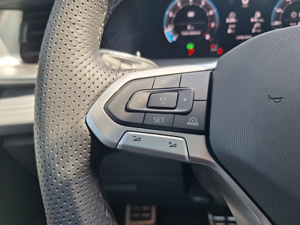 New 2026 Volkswagen Tiguan SE R-Line image 13