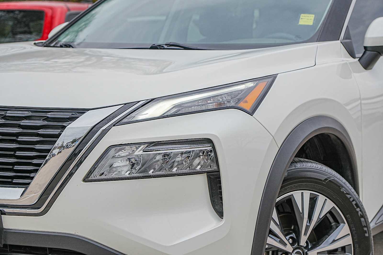 Used 2023 Nissan Rogue SV image 3