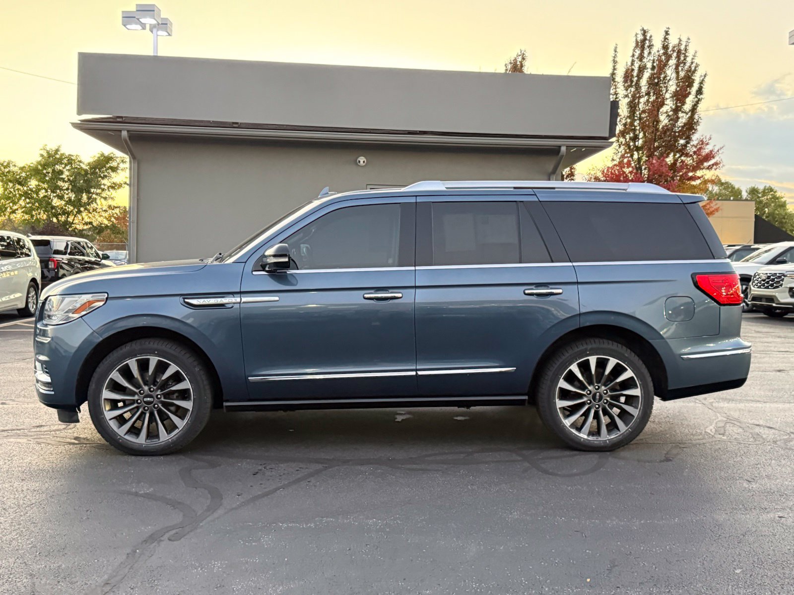 Used 2018 Lincoln Navigator Select RWD image 7