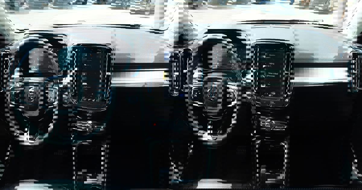 Used 2022 Volvo XC40 T4 Momentum image 26