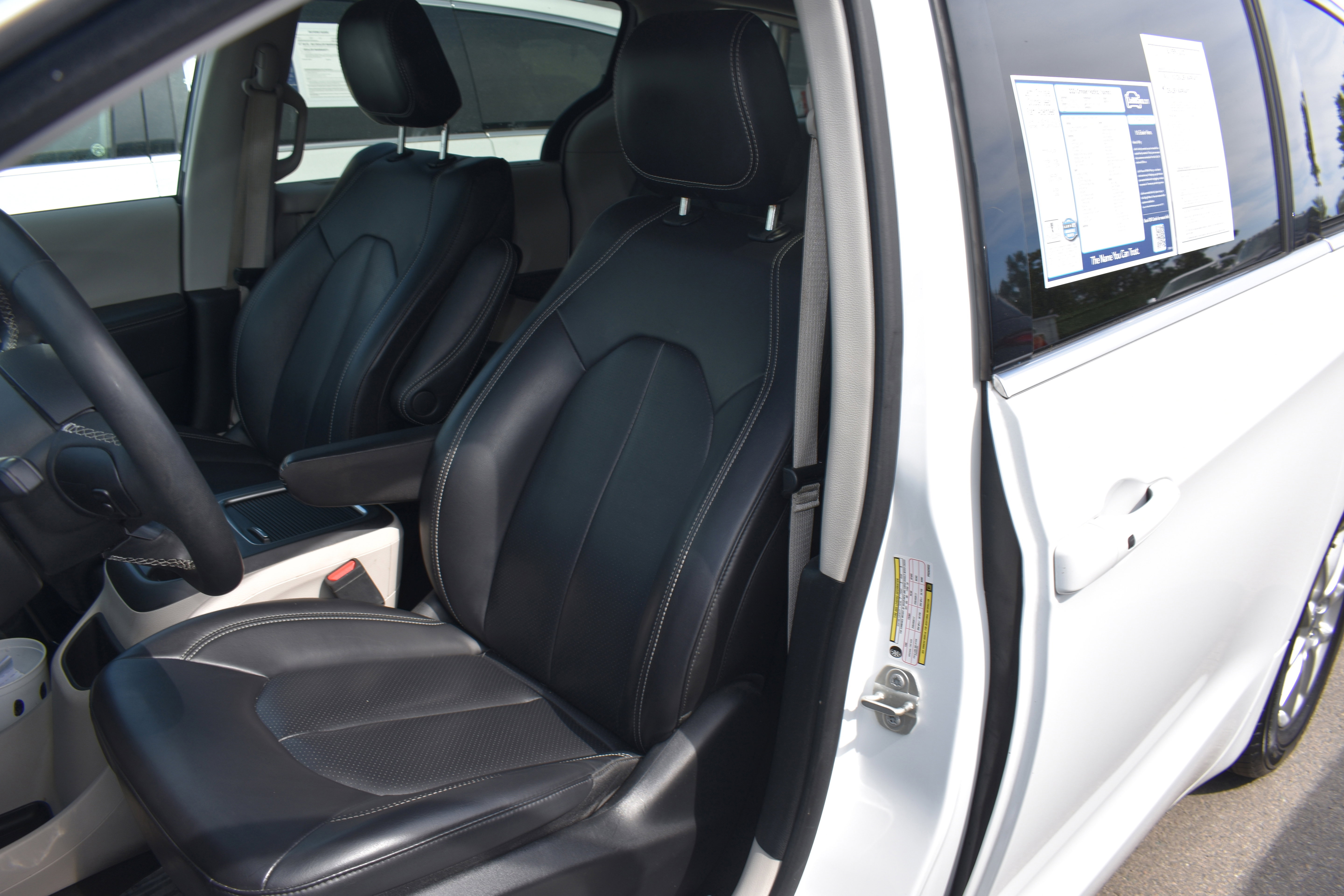 Used 2023 Chrysler Pacifica Touring-L image 28