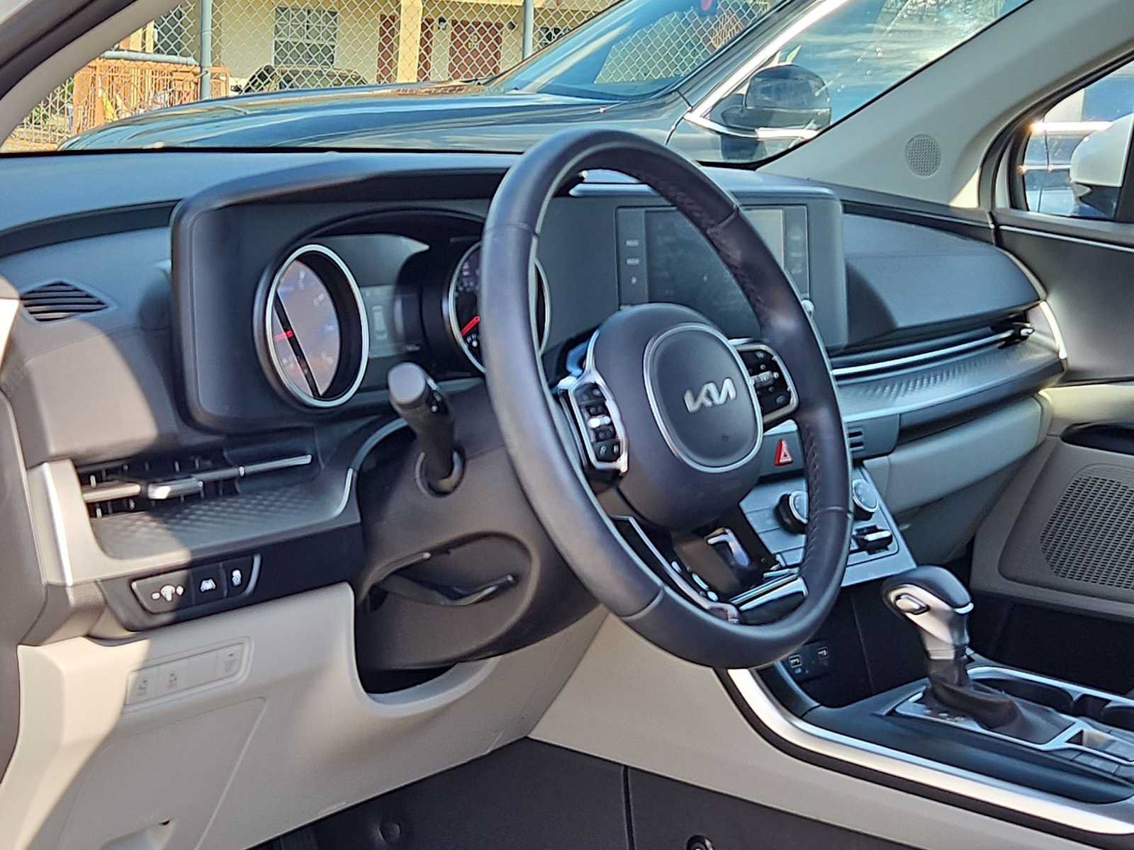 Used 2024 Kia Carnival LX FWD image 2
