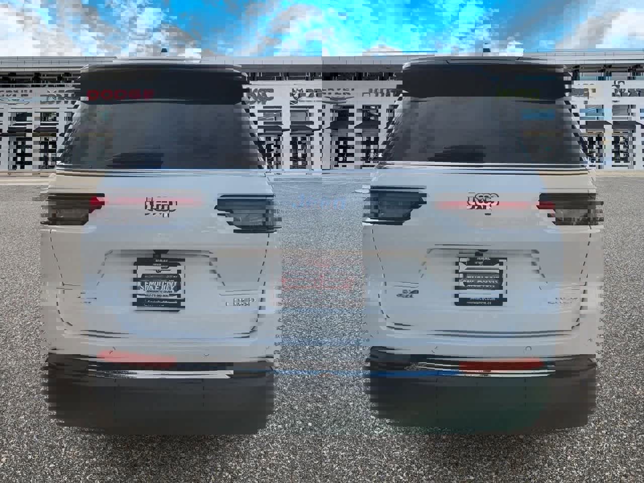 Used 2023 Jeep Grand Cherokee L Laredo image 7