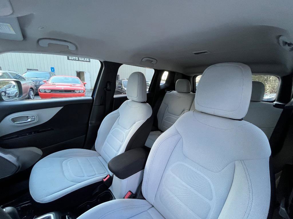 Used 2019 Jeep Renegade Latitude w/ Popular Equipment Group FWD image 19