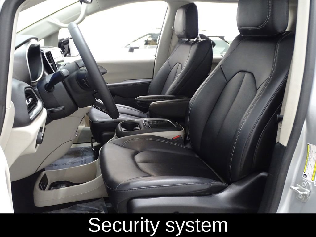 Used 2024 Chrysler Pacifica Touring-L image 14