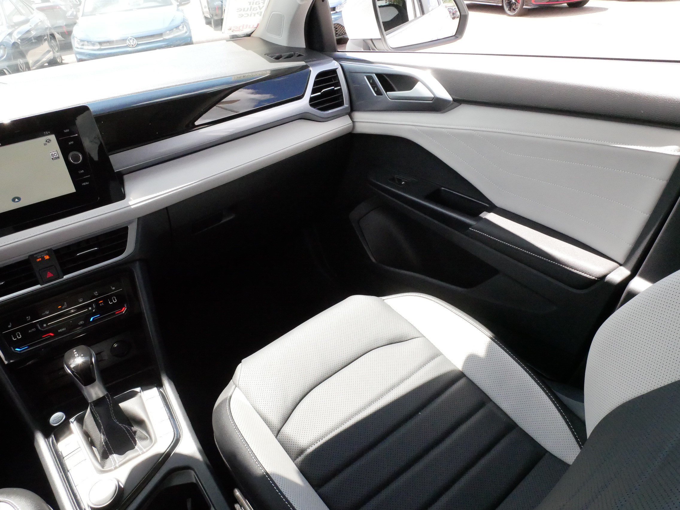 Used 2025 Volkswagen Taos SEL AWD/4WD image 11