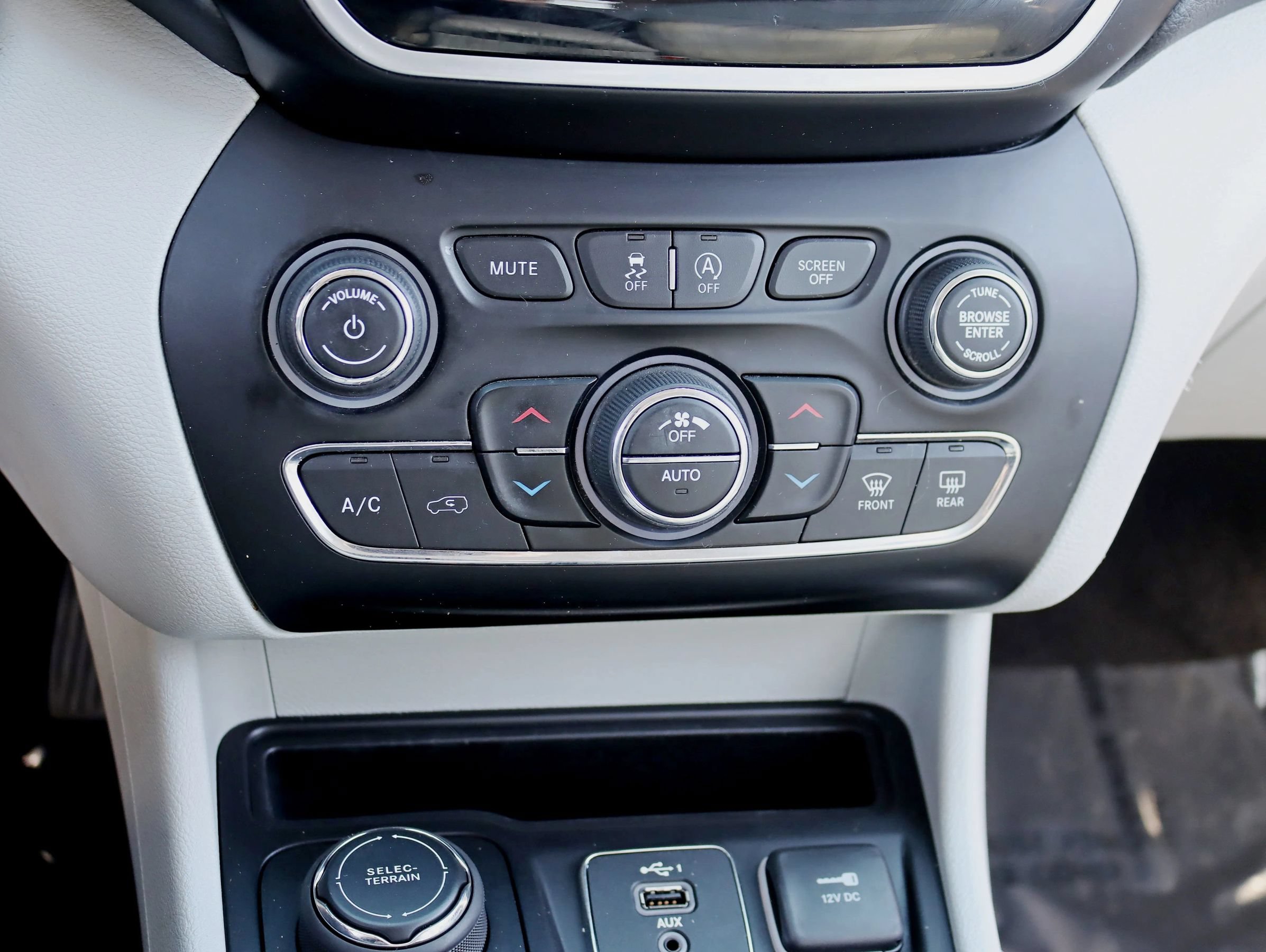Used 2019 Jeep Cherokee Limited AWD/4WD image 26