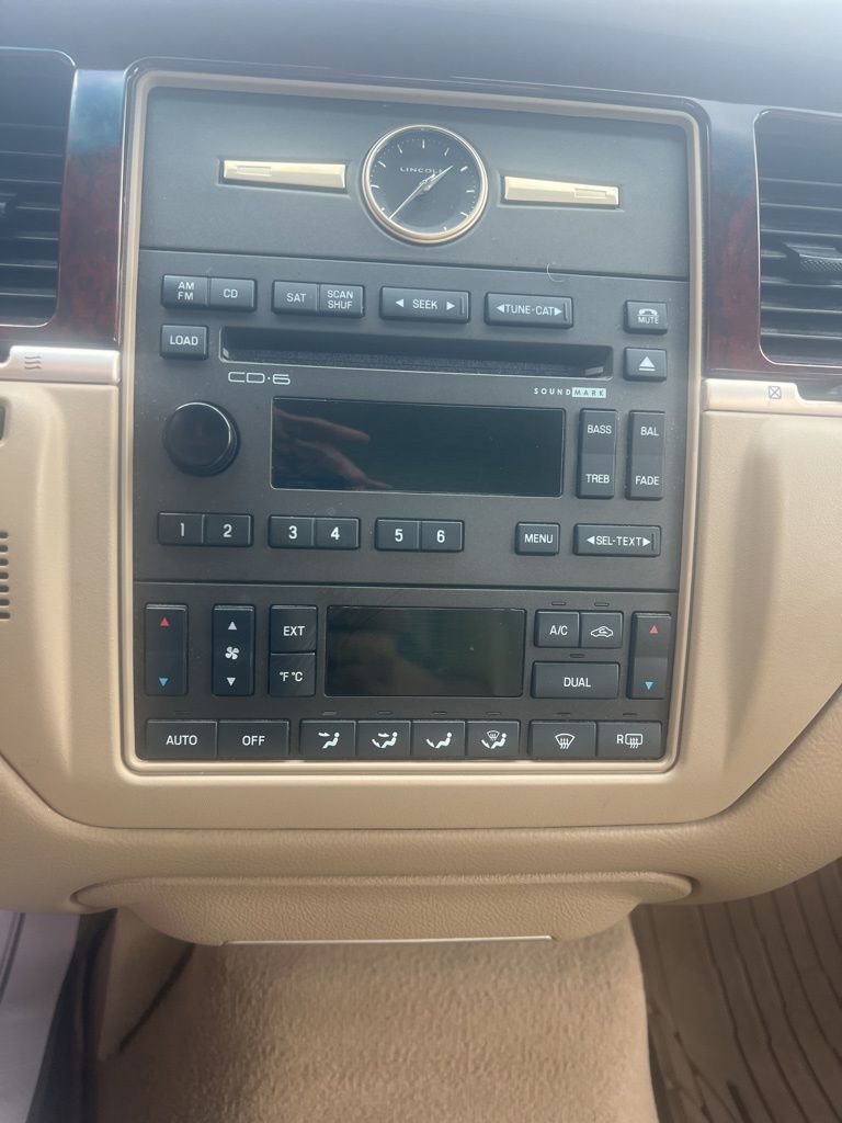 Used 2009 Lincoln Town Car Signature Limited image 11