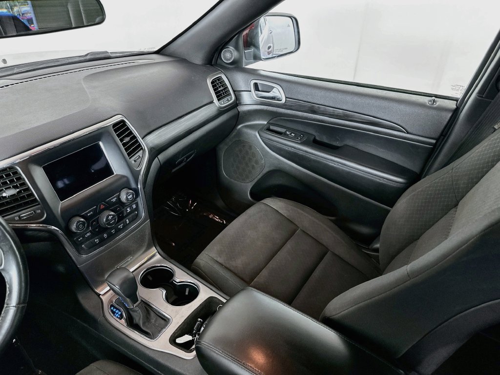 Used 2019 Jeep Grand Cherokee Laredo AWD/4WD image 29