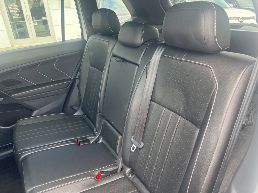 Used 2022 Volkswagen Tiguan SE R-Line AWD/4WD image 18