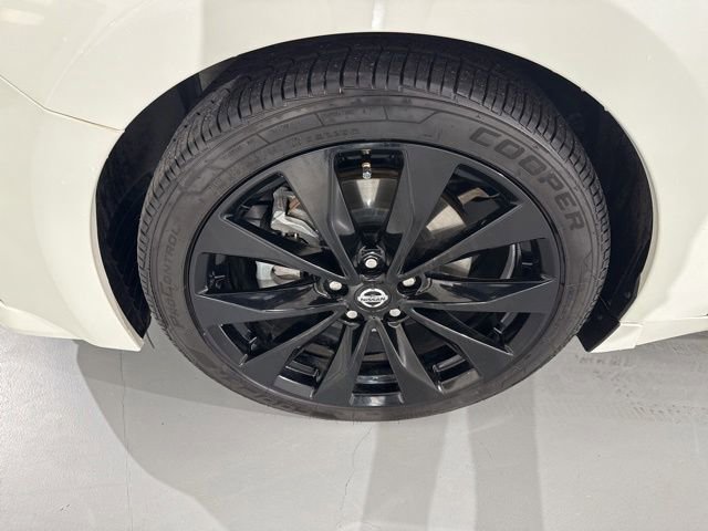 Used 2022 Nissan Maxima SR w/ Sport Mat Group FWD image 4