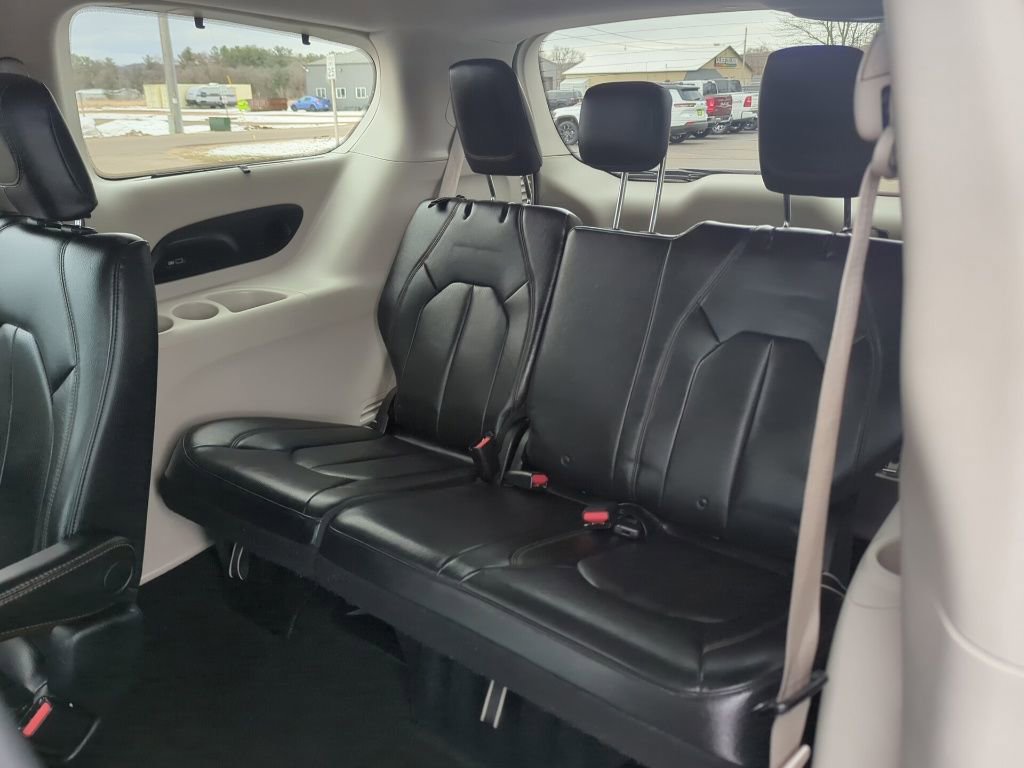 Used 2018 Chrysler Pacifica Touring-L w/ Tire & Wheel Group image 46