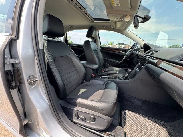 Used 2015 Volkswagen Passat 1.8T SEL Premium FWD image 12